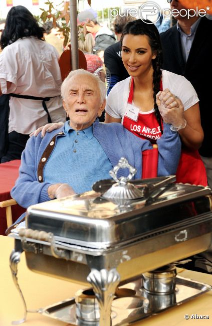 Kirk Douglas et Kim Kardashian ont participé à une belle  initiative : offrir un  repas de Thanksgiving aux sans-abris, à Los  Angeles, le 23 novembre 2011