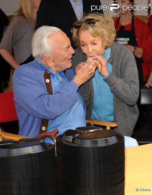 Kirk Douglas et sa femme ont participé à une belle  initiative : offrir un  repas de Thanksgiving aux sans-abris, à Los  Angeles, le 23 novembre 2011