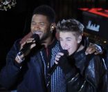 Justin Bieber et Usher durant l'enregistrement de l'émission spéciale Noël au Rockefeller Center, de NBC, le 23 novembre 2011 à New York.
