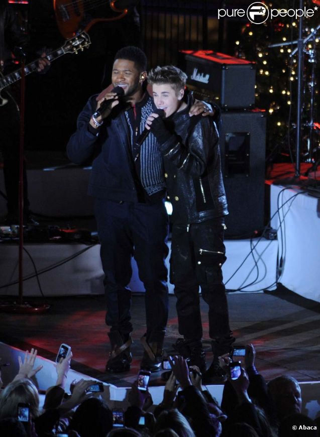 Justin Bieber et Usher durant l'enregistrement de l'émission spéciale Noël au Rockefeller Center, de NBC, le 23 novembre 2011 à New York.