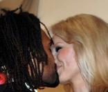 Le couple s'embrasse au jubilé de Christian Karembeu