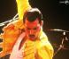Queen en concert à Manchester, le 16 juillet 1986. Freddie Mercury dans toute sa splendeur.