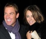 Liz Hurley et son fiancé Shane Warne, souriants et épanouis lorsqu'ils quittent un restaurant de Mayfair à Londres le 22 novembre 2011
