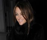 Liz Hurley quitte le restaurant où elle a dîné avec son fiancé Shane Warne dans le quartier de Mayfair à Londres le 22 novembre 2011