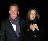 Liz Hurley et son fiancé Shane Warne quittent un restaurant de Mayfair à Londres le 22 novembre 2011