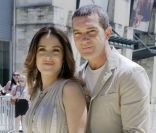 Salma Hayek, resplendissante de beauté et Antonio Banderas sous le charme de sa partenaire à Sydney, le 27 novembre 2011.