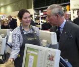 Le prince Charles visite le magasin Waitrose à Londres, le 25 novembre 2011.