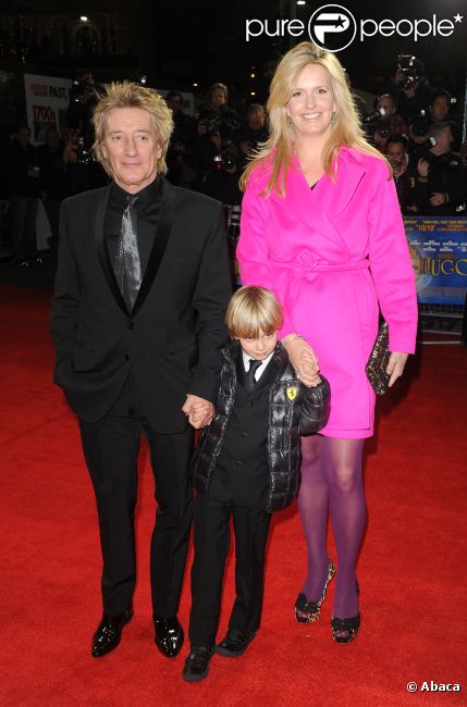Rod Stewart et Penny Lancaster avec leur fils, à l'avant-première de Hugo Cabret, le 28 novembre 2011 à Londres.
