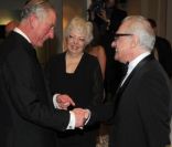 Martin Scorsese et le prince Charles se saluent lors de l'avant-première de Hugo Cabret, le 28 novembre 2011 à Londres.