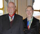 Hervé Bourges et sa femme Marie lors de la remise de la médaille de Commandeur dans l'ordre national de la légion d'honneur à Hervé Bourges au ministère de la culture à Paris le lundi 28 novembre 2011 
