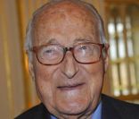 Hervé Bourges lors de la remise de la médaille de Commandeur dans l'ordre national de la légion d'honneur à Hervé Bourges au ministère de la culture à Paris le lundi 28 novembre 2011 
