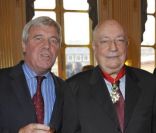 Bruno Masure et Hervé Bourges lors de la remise de la médaille de Commandeur dans l'ordre national de la légion d'honneur à Hervé Bourges au ministère de la culture à Paris le lundi 28 novembre 2011 