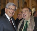 Jean-Pierre Chevènement et Serge Moati lors de la remise de la médaille de Commandeur dans l'ordre national de la légion d'honneur à Hervé Bourges au ministère de la culture à Paris le lundi 28 novembre 2011 