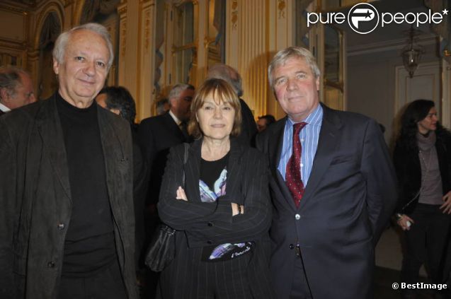 Jean-Marie Cavada, Marie-Laure Augry et Bruno Masure lors de la remise de la médaille de Commandeur dans l'ordre national de la légion d'honneur à Hervé Bourges au ministère de la culture à Paris le lundi 28 novembre 2011 