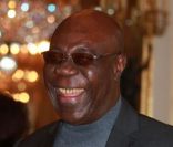 Manu DiBango lors de la remise de la médaille de Commandeur dans l'ordre national de  la légion d'honneur à Hervé Bourges au ministère de la culture à Paris  le lundi 28 novembre 2011