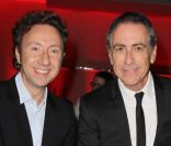 Stéphane Bern et Alain Chamfort lors du dîner de charité pour Action contre la Faim, à l'hôtel Pullman à Paris, le 29 novembre 2011