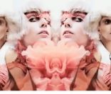 Lady Gaga se dédouble lors du shooting photo pour Elle UK.