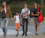Jennifer Connelly, son fils Kai, son mari Paul Bettany et leur enfants Stellan et Agnes, à New York, le 9 septembre 2011. 