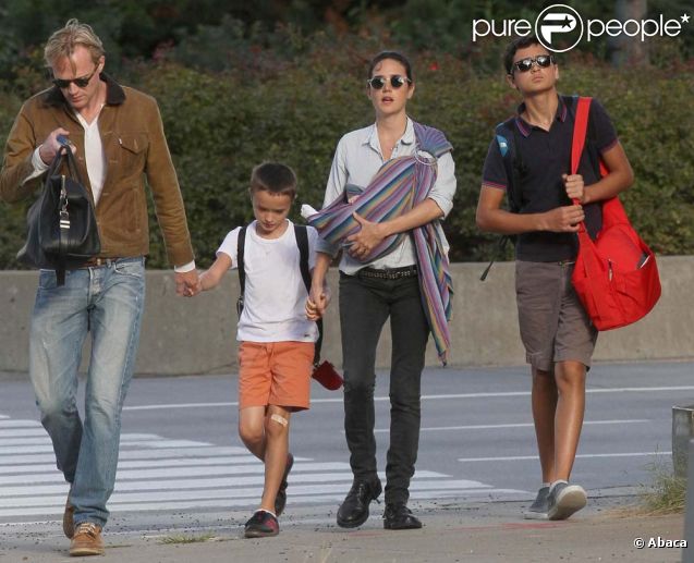 Jennifer Connelly, son fils Kai, son mari Paul Bettany et leur enfants Stellan et Agnes, à New York, le 9 septembre 2011. 