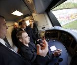Nicolas Sarkozy dans le RER A, en compagnie de Nathalie Kosciusko-Morizet, le 5 décembre 2011<br />
