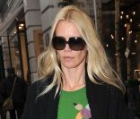 Le top model Claudia Schiffer, cachée derrière ses lunettes oversize, prouve qu\'elle a encore de la ressource, résistant aux charges des fashionistas et it-girls émergeantes de Londres. Le 6 décembre 2011.