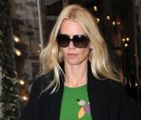 Claudia Schiffer tout en cachemire lors d\'une virée shopping à Londres, le 6 décembre 2011.