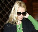 Le mannequin Claudia Schiffer, lookée de cachemire pour parer avec style au froid de Londres. Le 6 décembre 2011.