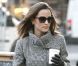Pippa Middleton, gantée et protégée contre le froid de Londres, se rend à son bureau. Le 7 décembre 2011.
