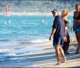 La mythique plage de la Voile Rouge recevait George Clooney en 2000