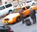 Image du Sofitel, le 14 mai 2011 (BFMTV). DSK loupe un premier taxi, prend le second. 