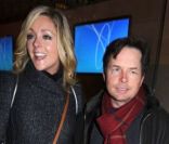 Jane Krakowski et Michael J. Fox lors de l'inauguration de l'Apple Store au Grand Central à Manhattan le 9 décembre 2011 à New York