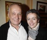 François Berléand et sa compagne Alexia Stresi à la générale de  Quadrille  au Théâtre Edouard-VII, à Paris, le 12 décembre 2011.