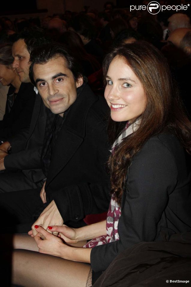 Raphaël Enthoven et une amie à la générale de  Quadrille  au Théâtre Edouard-VII, à Paris, le 12 décembre 2011.