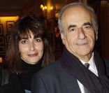 Jean-Pierre Elkabbach et sa fille Emmanuelle à la générale de  Quadrille  au Théâtre Edouard-VII, à Paris, le 12 décembre 2011.