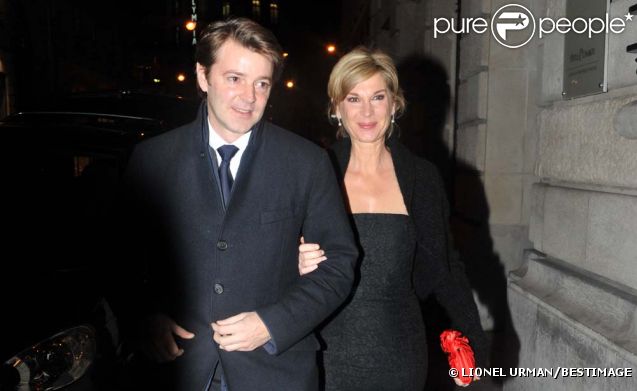 La comédienne Michèle Laroque et le ministre François Baroin à l'espace Cambon à Paris pour le mariage de Jean-François Copé et Nadia d'Alincourt, le 3 décembre 2011.
