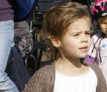 Jessica Alba lors d'une balade avec ses filles à Los Angeles le 14 décembre 2011