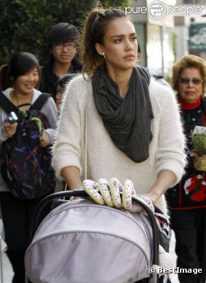 Jessica Alba lors d'une balade avec ses filles à Los Angeles le 14 décembre 2011
