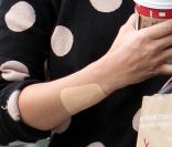 Jessica Alba arborait un mystérieux bandage ces derniers jours mais le mystère a été révélé ! La star a un nouveau tatouage  
