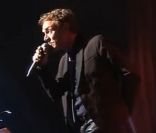 Christophe Hondelatte en plein concert à l'Alhambra, en octobre 2011