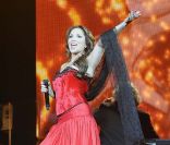Hélène Ségara pour le retour de  Notre-Dame de Paris , à Paris Bercy, le 16 décembre 2011.
