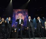 Hélène Ségara (Esméralda), Garou (Quasimodo), Julie Zenatti (Fleur-de-Lys), Patrick Fiori (Phoebus), Daniel Lavoie (Frolo), Luck Mervil (Clopin) et Bruno Pelletier (Gringoire) pour le retour de  Notre-Dame de Paris , à Paris Bercy, le 16 décembre 2011.
