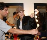 Maïwenn et Audrey Pulvar dans les loges avec Titoff, au Bataclan à Paris, le 3 décembre 2011.