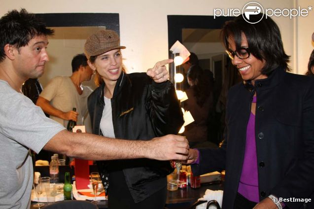 Maïwenn et Audrey Pulvar dans les loges avec Titoff, au Bataclan à Paris, le 3 décembre 2011.