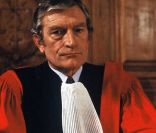 Robert Party dans le téléfilm Docteur Teyran (1980). Le comédien est décédé en novembre 2011. 