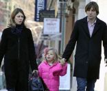 Sofia Coppola, son mari Thomas Mars et leur fille Romy tout en rose à New York, le 19 décembre 2011