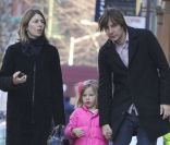 Sofia Coppola, son mari Thomas Mars et leur fille Romy à New York, le 19 décembre 2011, se baladent <br />