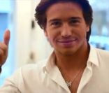 Mickaël Vendetta fier de son brushing dans un film publicitaire pour le coiffeur Chrisland