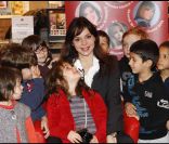 Douchka conte des histoires aux enfants, à la librairie Le Carré d'Encre à Paris, le mercredi 21 décembre 2011.