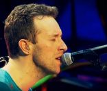 Chris Martin et Coldplay en concert à Berlin le 21 décembre 2011. Fêtes de fin d'année obligent,  Christmas Lights  a fait son retour...
