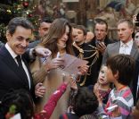 Carla Bruni et Nicolas Sarkozy au Noël de l\'Élysée, à Paris, le 14 décembre 2011.<br />